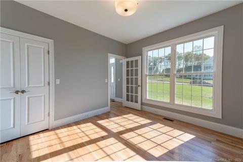 26 Pumpkin Grv, East Lyme, CT 06333