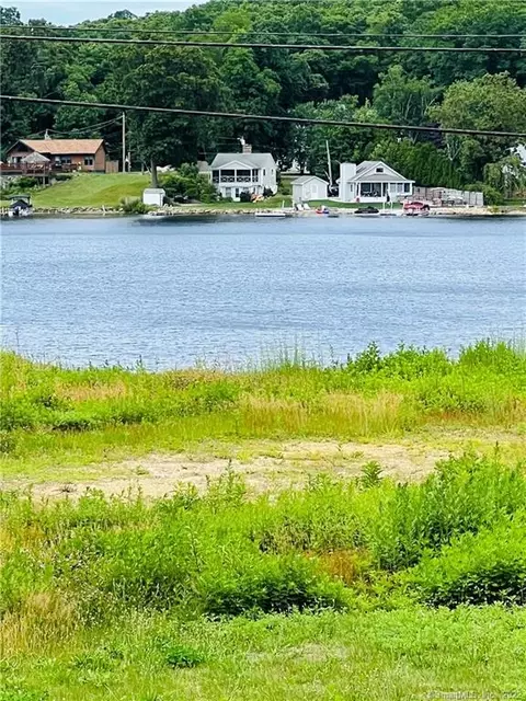 38 Laurel Point Dr, Montville, CT 06370