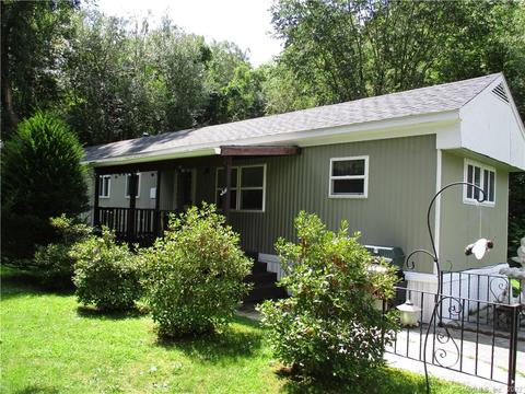 8 Morin St, Thompson, CT 06255 photo 1