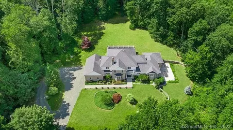 54 Falcon Crest Rd, Middlebury, CT 06762