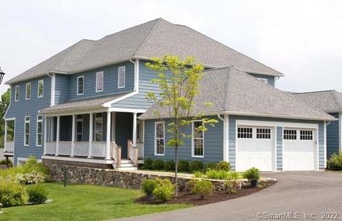 108 Periwinkle Dr #18, Middlebury, CT 06762