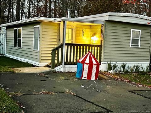 31 Ella Cir, Milford, CT 06460