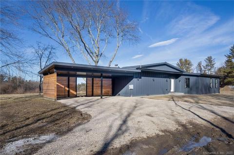 31 Robin Hill Ln, Lakeville, CT 06039