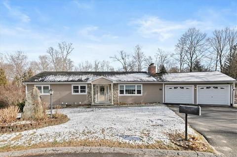 51 Pilgrim Ln, Naugatuck, CT 06770