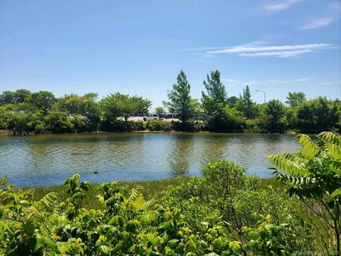 10 Shore Dr, Waterford, CT 06385