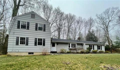 111 Ravenwood Dr, Middlebury, CT 06762