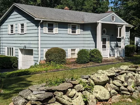 26 Eagle Ridge Dr, Ledyard, CT 06335