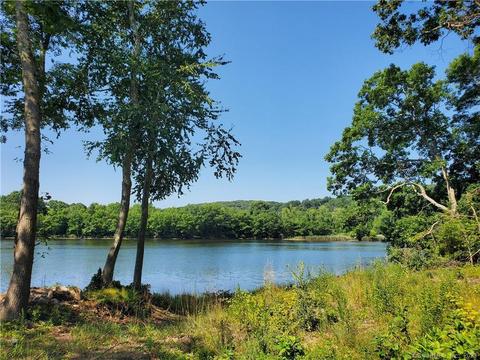 181 Kitemaug Rd, Montville, CT 06382