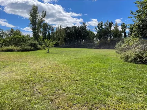 71 Leonardo Dr, North Haven, CT 06473