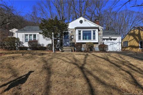 135 Englewood Dr, New Haven, CT 06515