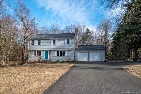 8 Skidmore Ln, Newtown, CT 06482