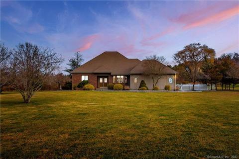 2 Wheatfield Dr, Wallingford, CT 06492