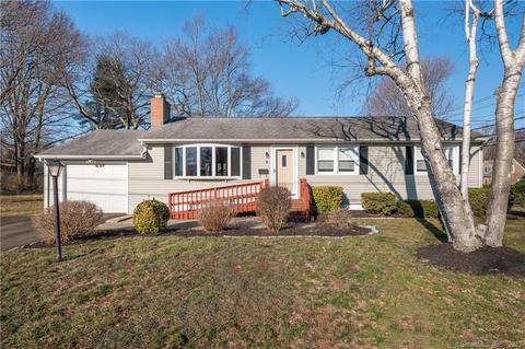 2 Reynolds Ave, Branford, CT 06405