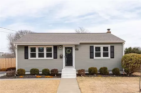 40 Mackenzie Rd, Waterford, CT 06385