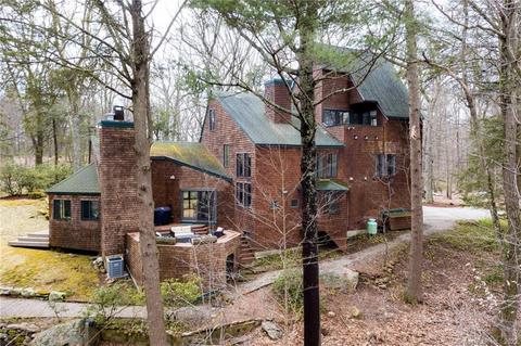 606 Dunk Rock Rd, Guilford, CT 06437