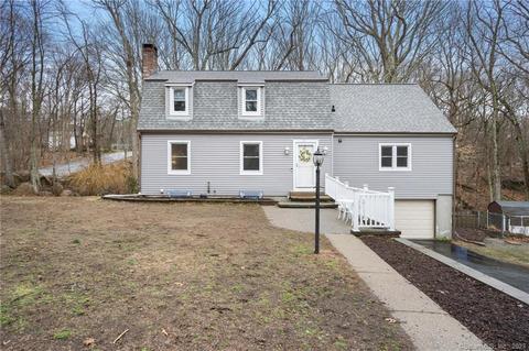 11 Palmer Dr, Gales Ferry, CT 06335