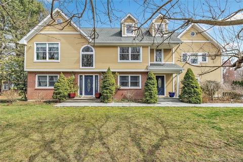 4 Coachmans Ct, Norwalk, CT 06850