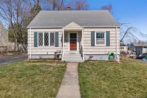 21 Fenway Dr, Hamden, CT 06517
