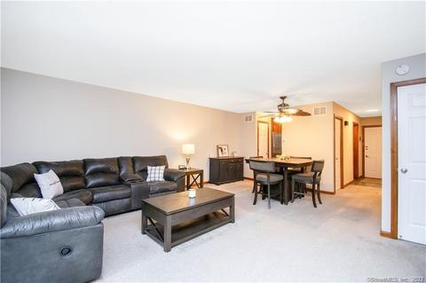 102 Wynwood Dr #102, Enfield, CT 06082