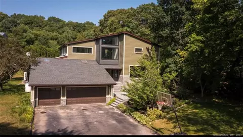 31 Pond Edge Dr, Waterford, CT 06385