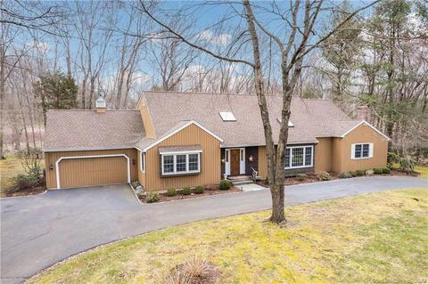 44 Brookwood Dr, Woodbridge, CT 06525