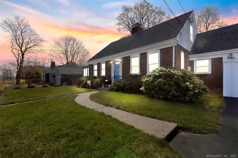 21 Richards Grove Rd, Quaker Hill, CT 06375