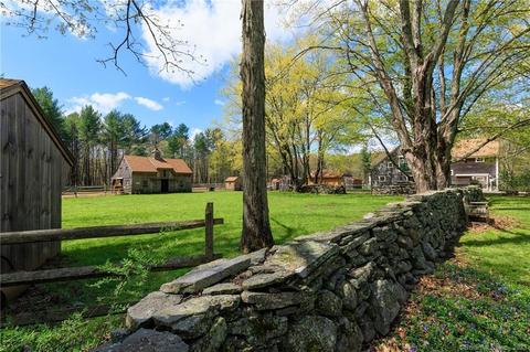 341 River Rd, Putnam, CT 06260