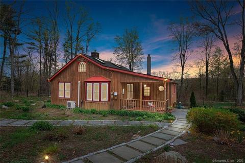 15 Bradley Ln, Newtown, CT 06482