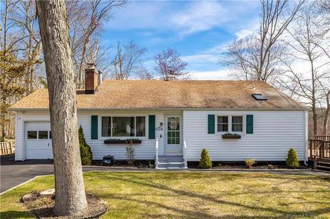 14 Oakwood Dr, Ledyard, CT 06335