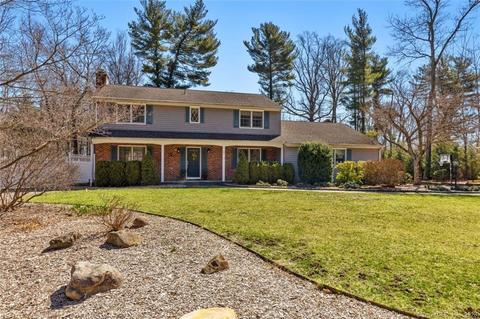 8 Inverness Ct, Cheshire, CT 06410