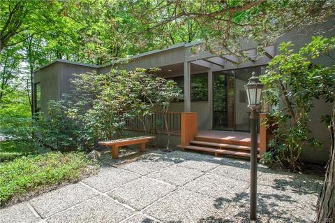 32 High Hill Rd, Bloomfield, CT 06002