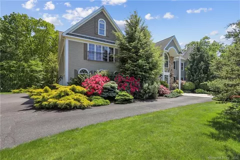 1 Bob Cat Ln, Newtown, CT 06470