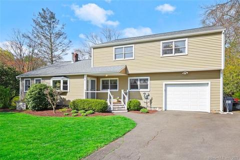 4 Middleton Dr, New Fairfield, CT 06812