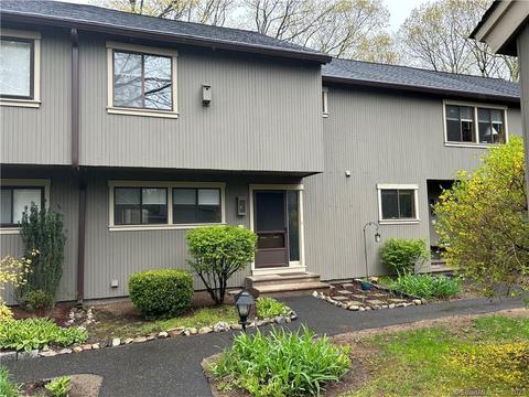10 Edgehill Ct #10, Woodbury, CT 06798