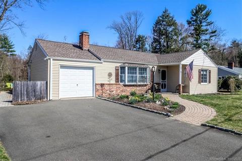 6 Fleetwood Dr, Newtown, CT 06482