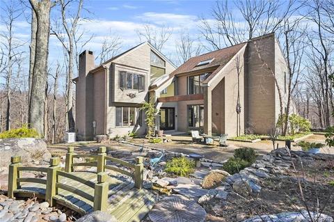 12 Comstock Ct, Ridgefield, CT 06877