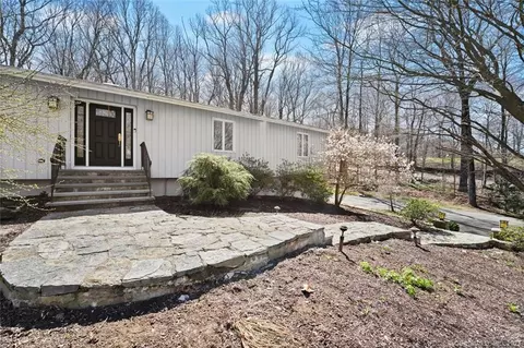 105 Woodhaven Dr, Trumbull, CT 06611