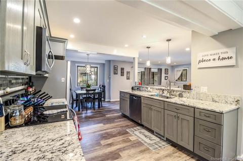 10 Highpoint Ct #10, Woodbury, CT 06798