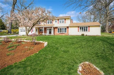 18 Hollow Oak Ln, Stamford, CT 06905