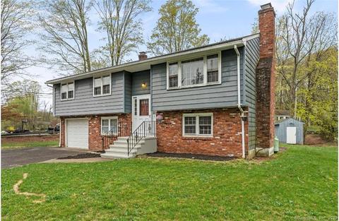 8 Hunt Ln, East Haven, CT 06513