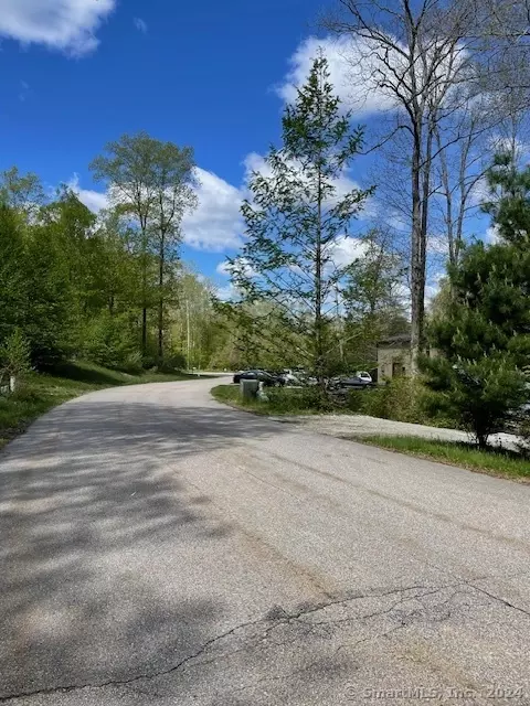 17 Zoldak Dr, Windham, CT 06256