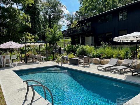 32 Ledgewood Dr, Mansfield, CT 06268