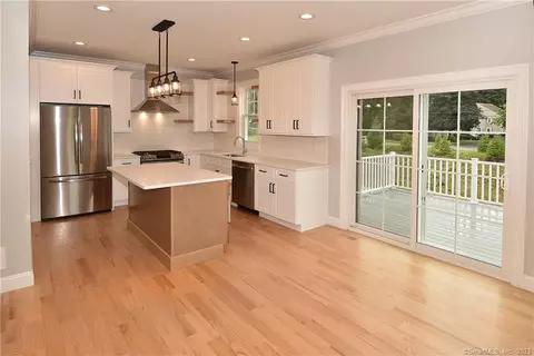 7 Oakwood Circle Cir, Plainville, CT 06062