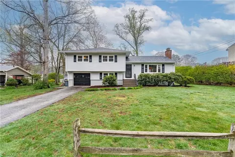 5 Hickory Ln, Ansonia, CT 06401