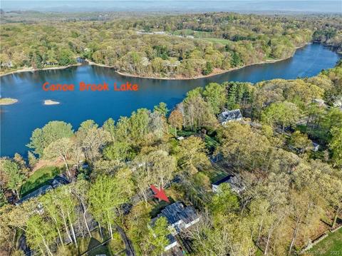 86 Canoe Brook Rd, Trumbull, CT 06611