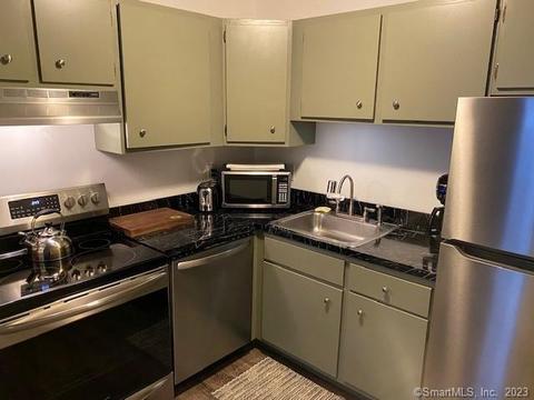 7 Pineview Dr #A, Branford, CT 06405