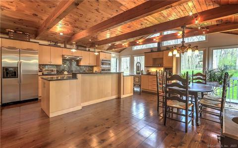 37 Spoke Dr, Woodbridge, CT 06525