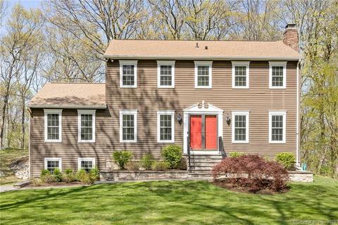 28 Carriage House Dr, Danbury, CT 06810