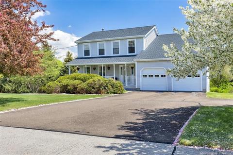 6 Conhurst Dr, North Haven, CT 06473