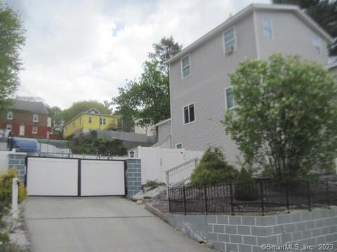 61 Oak St, Waterbury, CT 06704